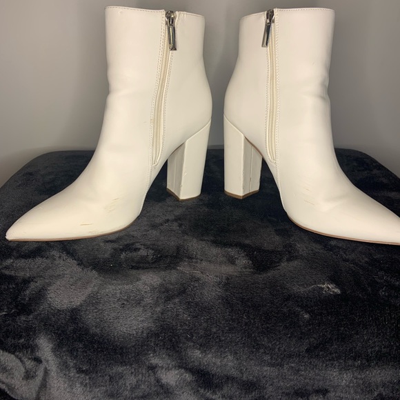 3/20$ Size 9 White ankle boot. - Picture 3 of 8